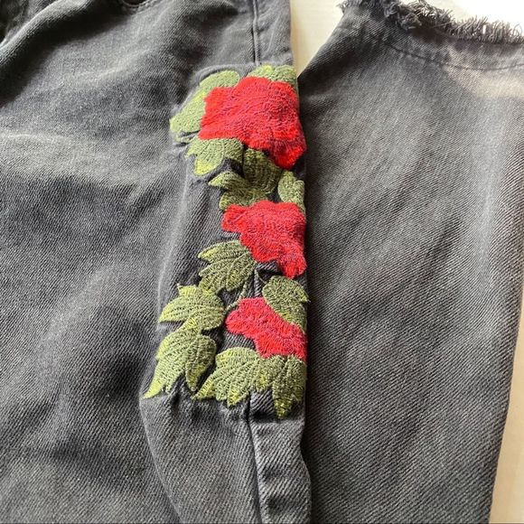 Pacsun Distressed Rose Embroidered Mom Jeans 30" - Picture 3 of 10